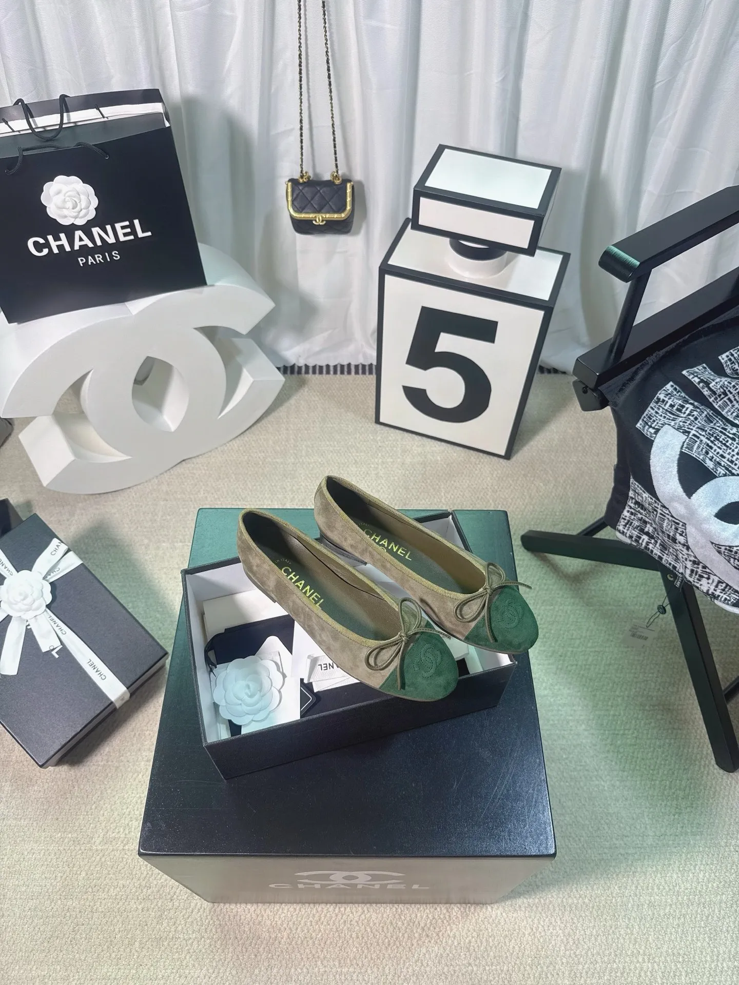 👟👟Ex-factory price 480👟👟 Generation * grade 25s Chanel fragrance is beautiful Maillard color back hollow Sling-back sandals flat/thick heel/high heel Sling-back came out in 1957, and then the two-tone design became a Chanel classic! Very suitable for spring and summer🩰 The two-color design is simple and exquisite, with a square toe and generous temperament. It visually lengthens the leg line. The color of the toe creates a sense of color difference. The back lace design is simple and elegant. It is a classic model that can be worn for hundreds of years. It is worth buying!! Upper: Customized metallic sheepskin. Inner pads: imported sheepskin. Heel height: ballet shoes. Sole: Italian A-grade genuine leather outsole. Size: 35-39 (34.40.41.42.43 is custom-made and non-returnable)